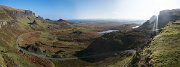 Naše cesta vede přes vysoké sedlo v pohoří Trotternish. : Skye, Skotsko